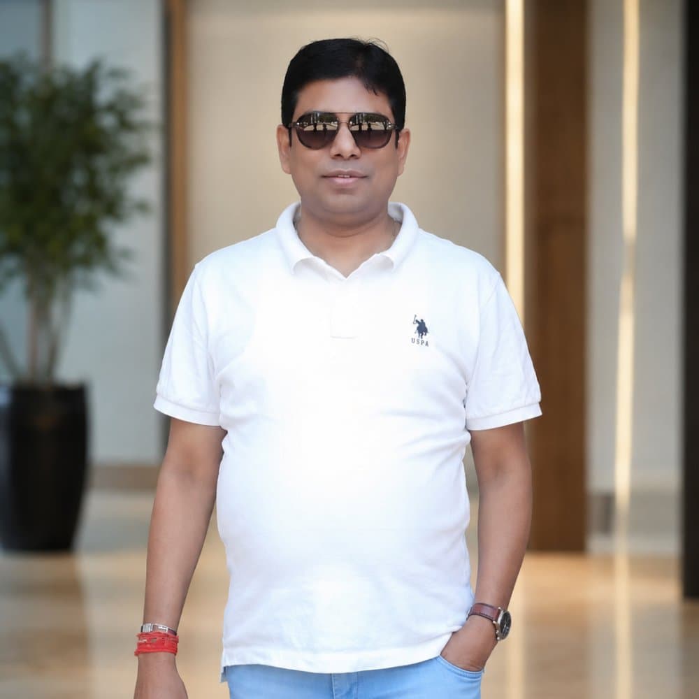 शोरूम का आंतरिक दृश्य और उत्कृष्ट आभूषण प्रदर्शन